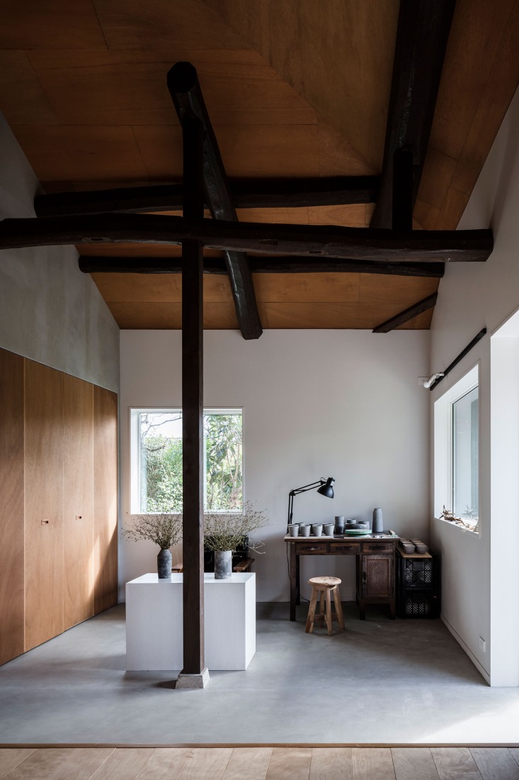 Renovation of a Minka with a ceramic artist’s studio by Raumus. Photograph by Norihito Yamauchi.