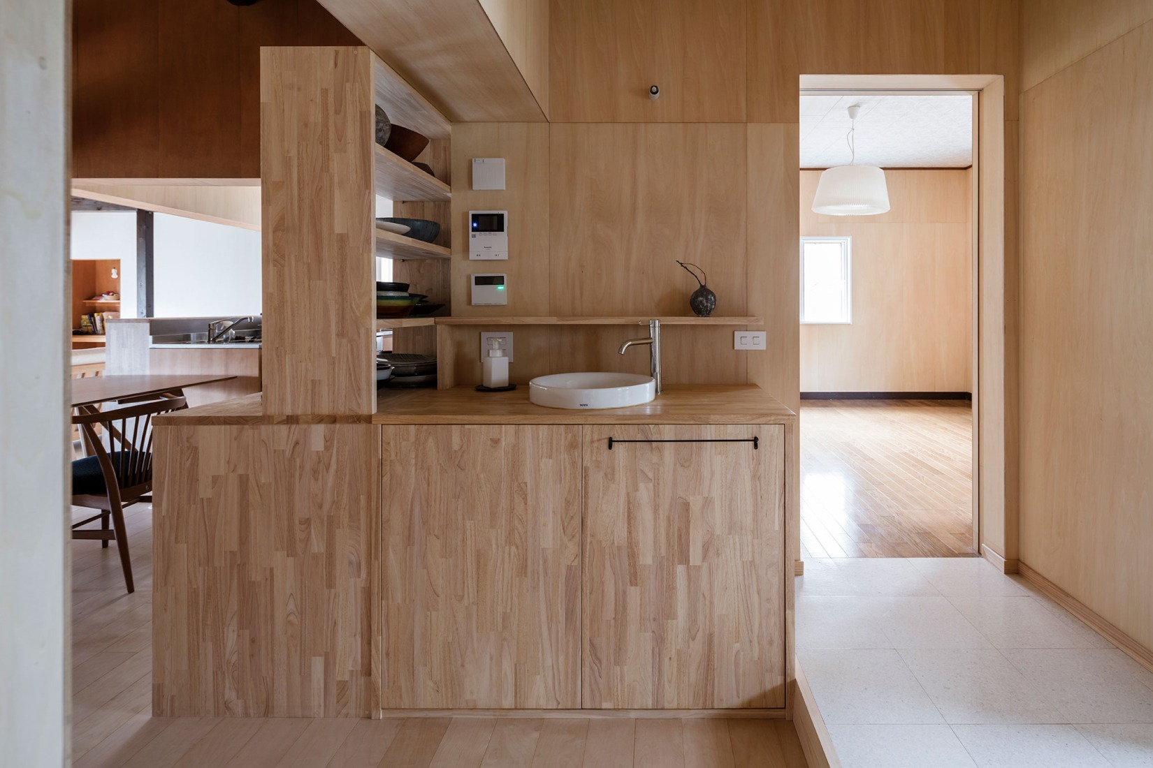 Renovation of a Minka with a ceramic artist’s studio by Raumus. Photograph by Norihito Yamauchi.