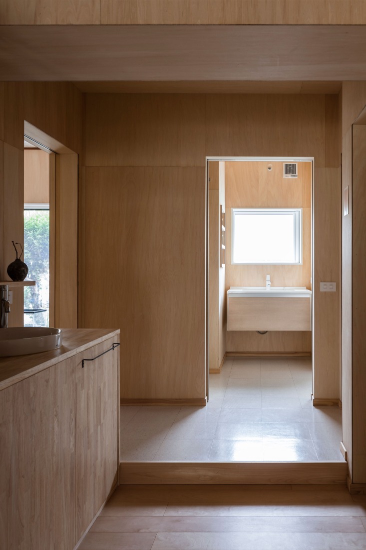 Renovation of a Minka with a ceramic artist’s studio by Raumus. Photograph by Norihito Yamauchi.