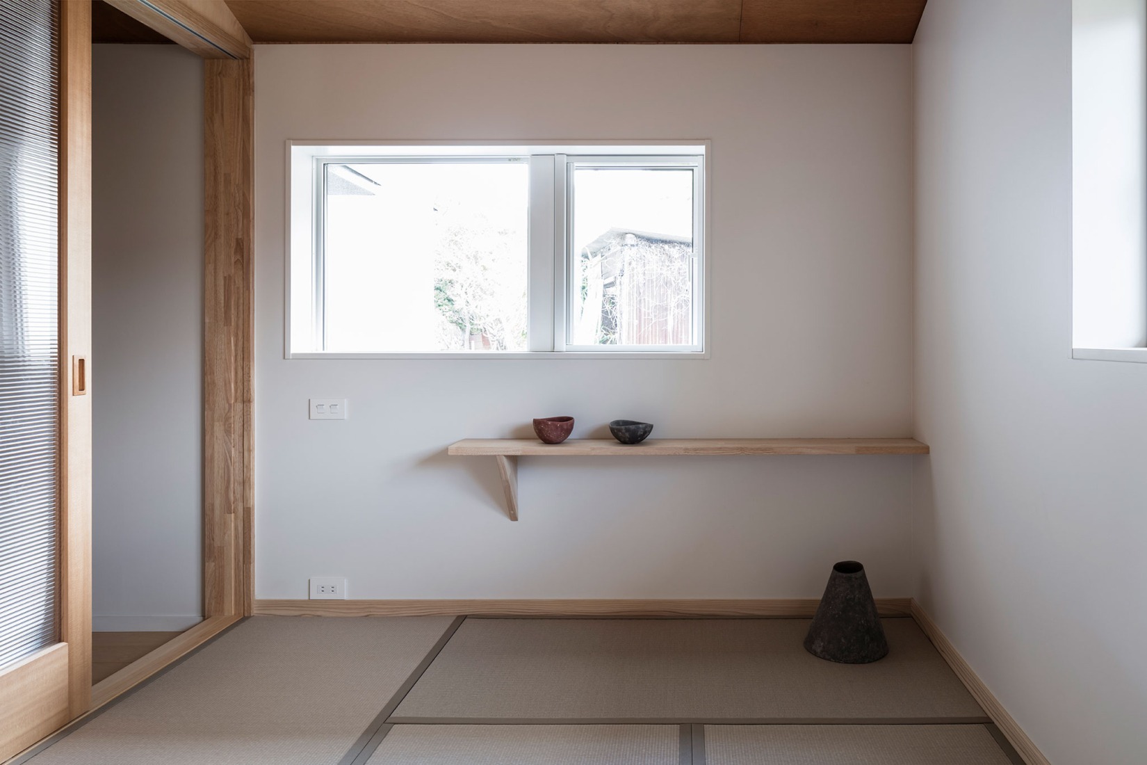 Renovation of a Minka with a ceramic artist’s studio by Raumus. Photograph by Norihito Yamauchi.