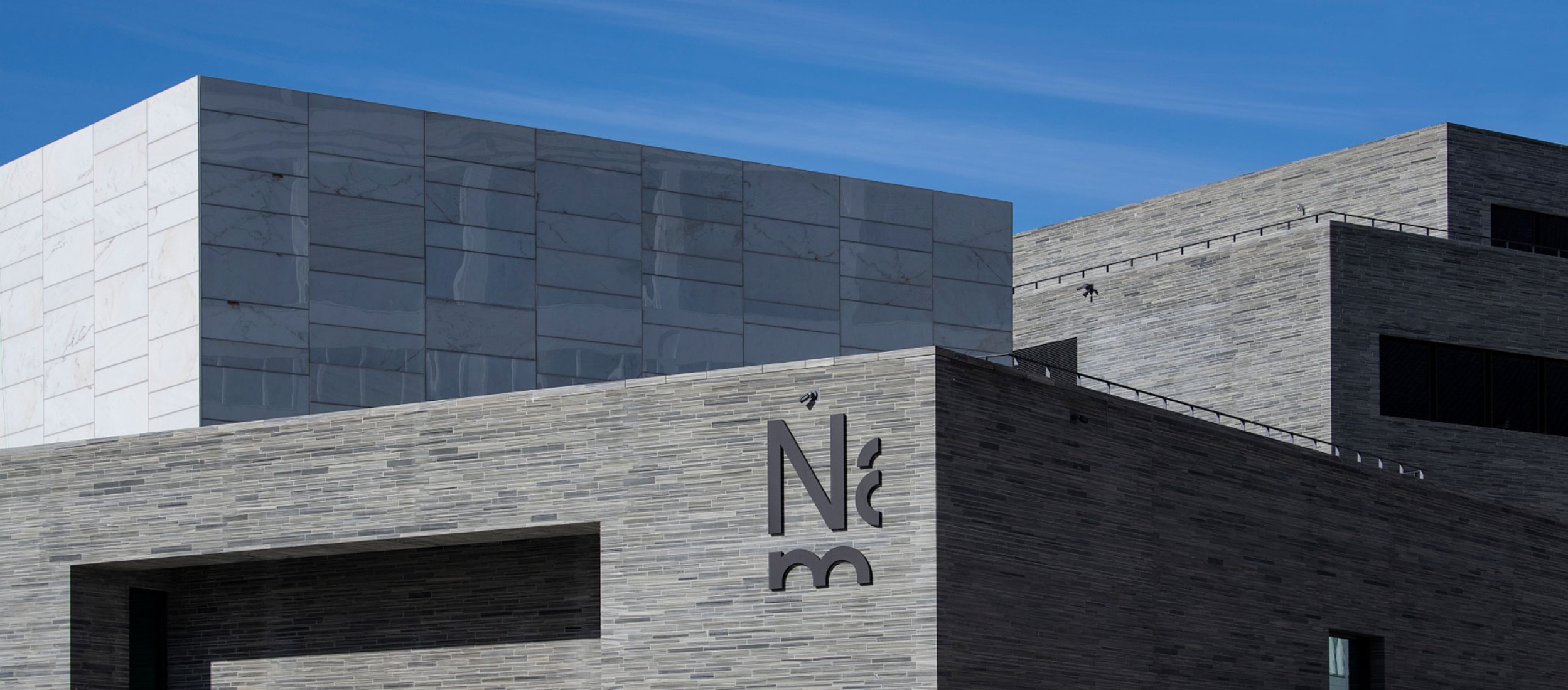 Museo nacional de arte, arquitectura y diseño de Noruega por Kleihues + Schuwerk Architects. Fotografía por Iwan Baan.
