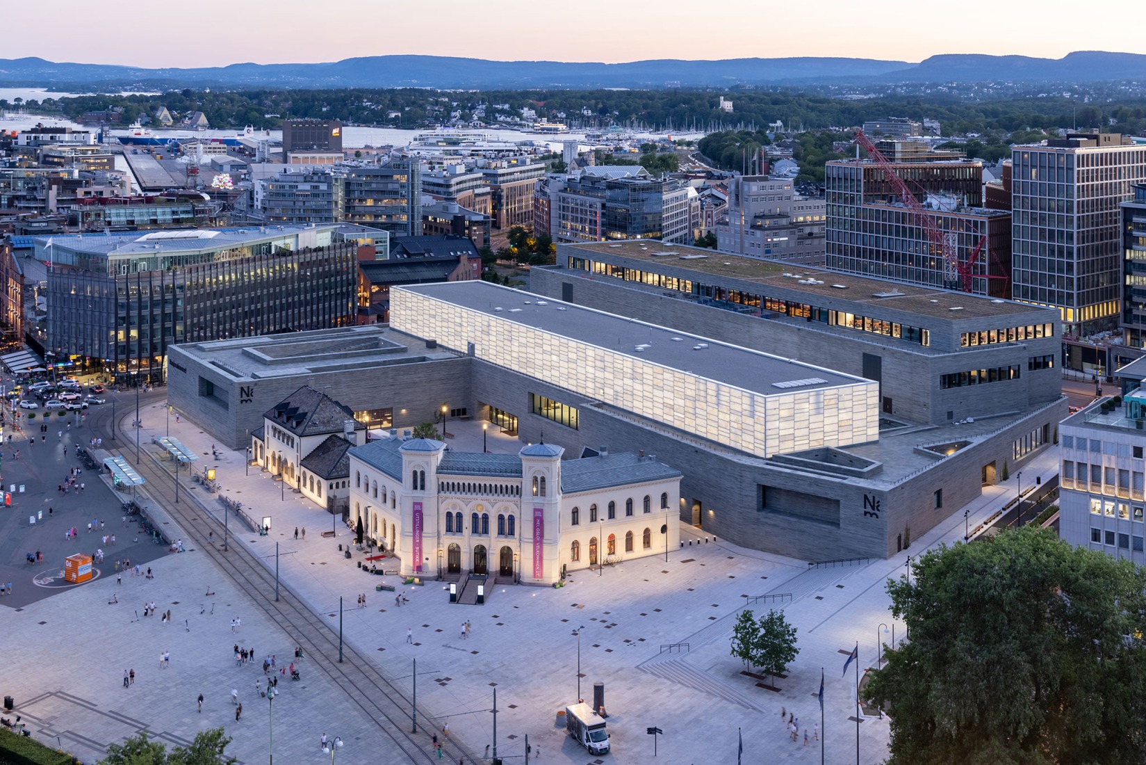 Museo nacional de arte, arquitectura y diseño de Noruega por Kleihues + Schuwerk Architects. Fotografía por Iwan Baan.