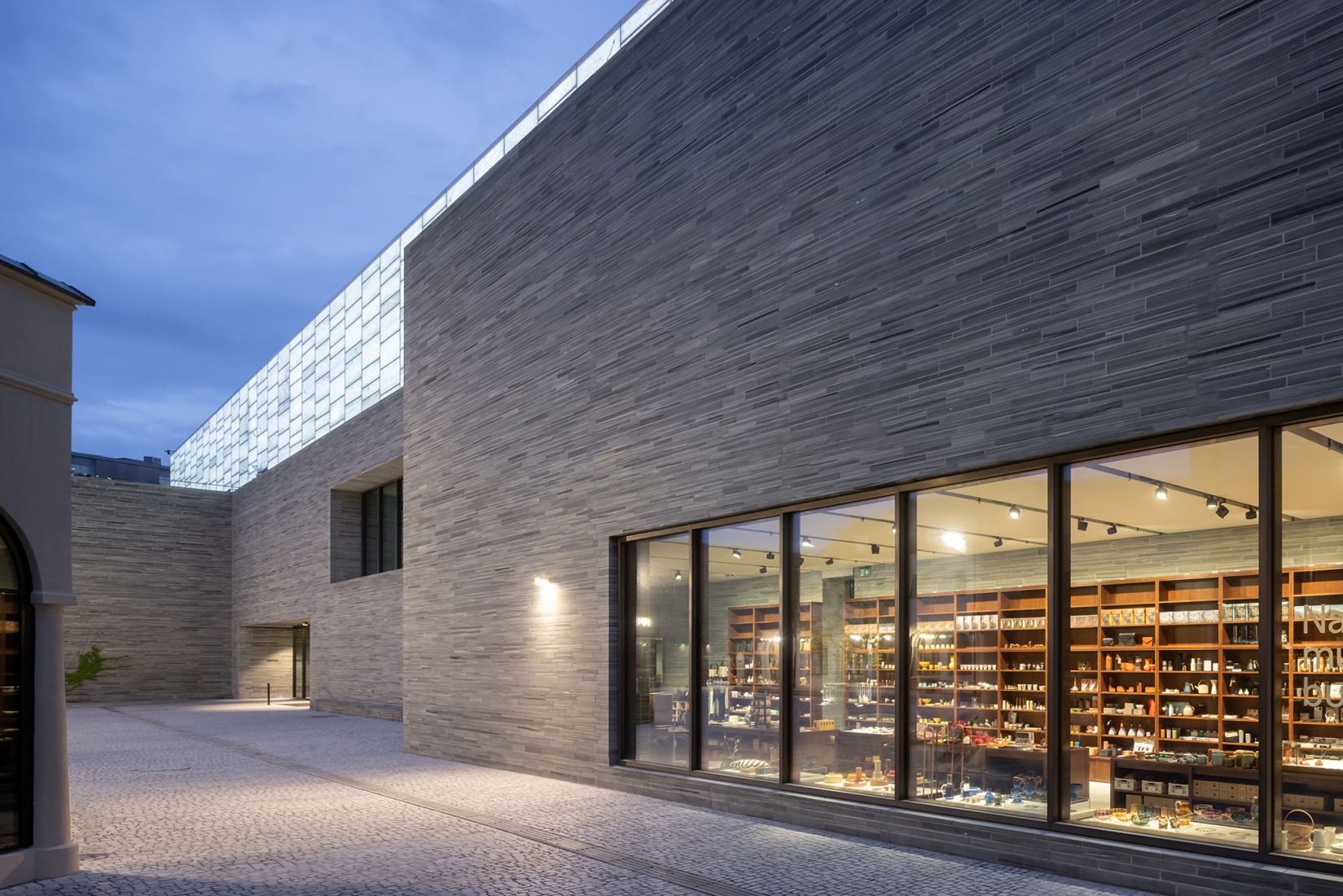 Museo nacional de arte, arquitectura y diseño de Noruega por Kleihues + Schuwerk Architects. Fotografía por Iwan Baan.