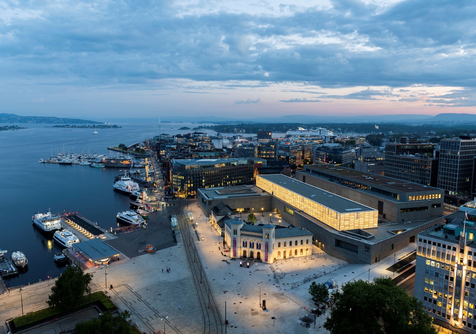Museo nacional de arte, arquitectura y diseño de Noruega por Kleihues + Schuwerk Architects. Fotografía por Iwan Baan.