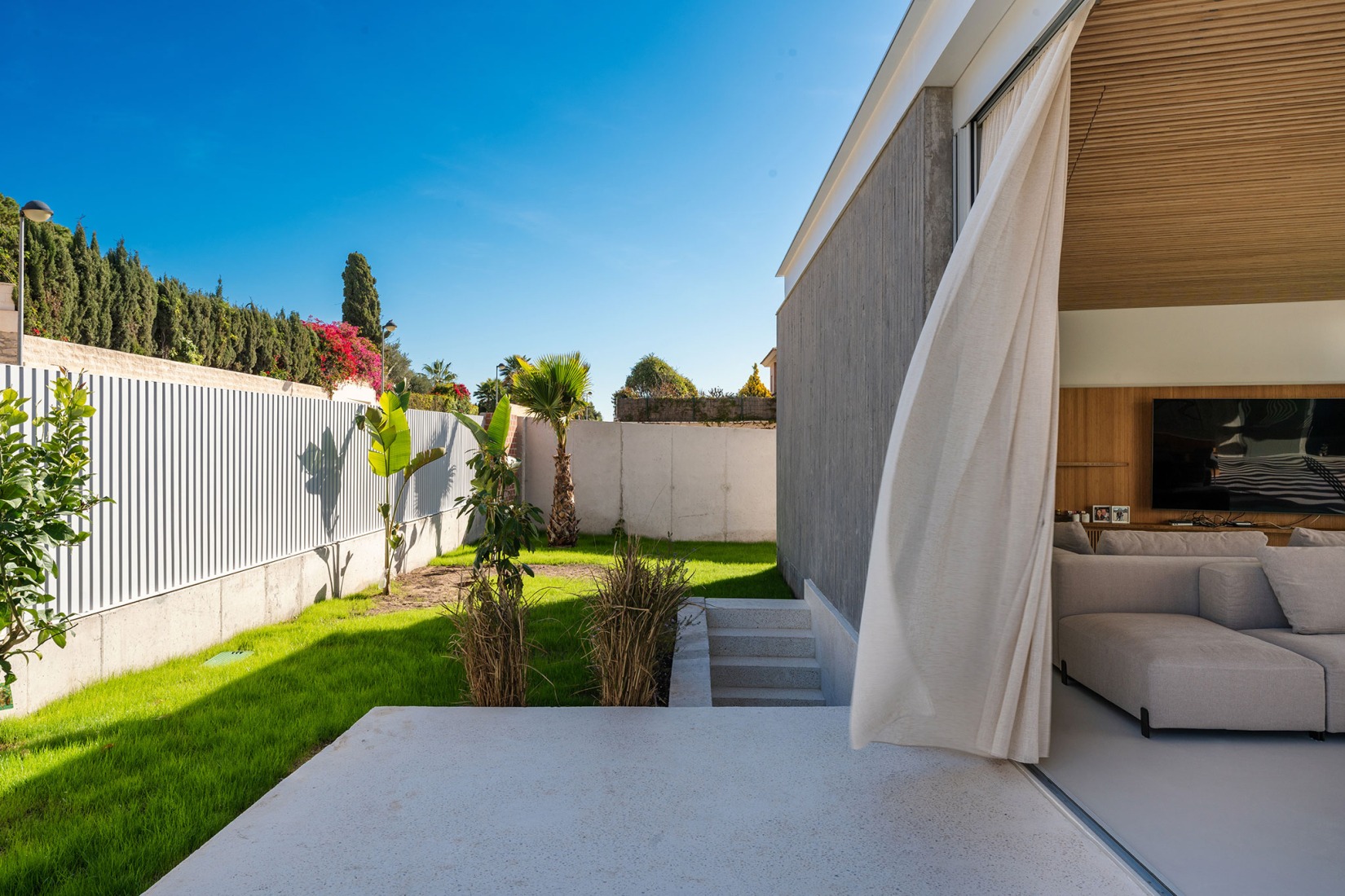 Aliforniana House by Subarquitectura. Photograph by Szasa Hadju.