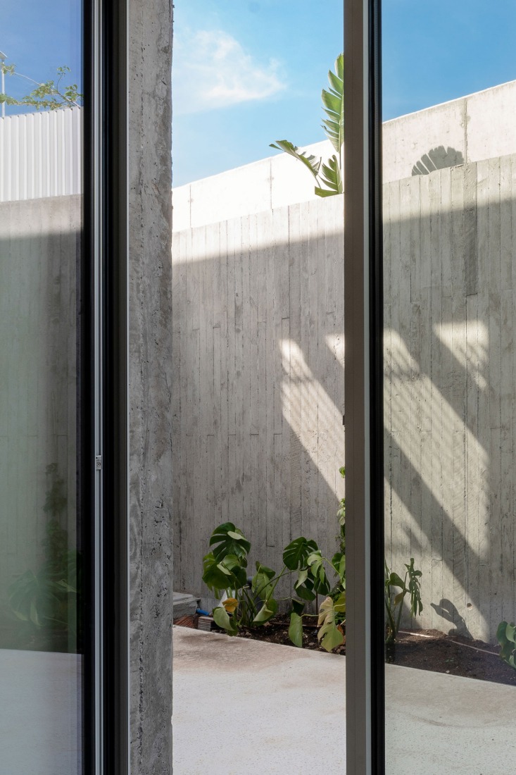 Aliforniana House by Subarquitectura. Photograph by Szasa Hadju.