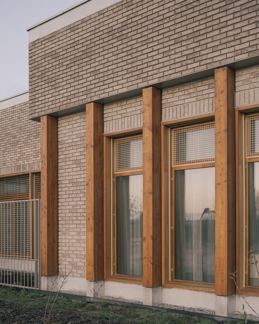 "Claudie Haigneré" School Group by Vallet de Martinis Architectes. Photograph by Charly Broyez.