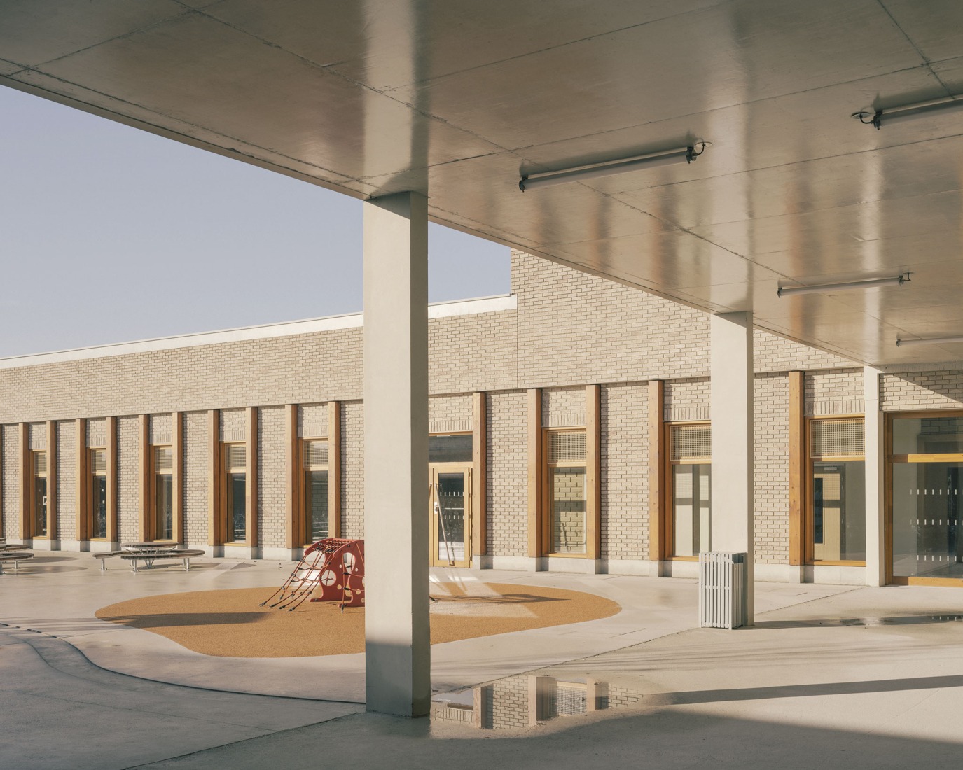 "Claudie Haigneré" School Group by Vallet de Martinis Architectes. Photograph by Charly Broyez.