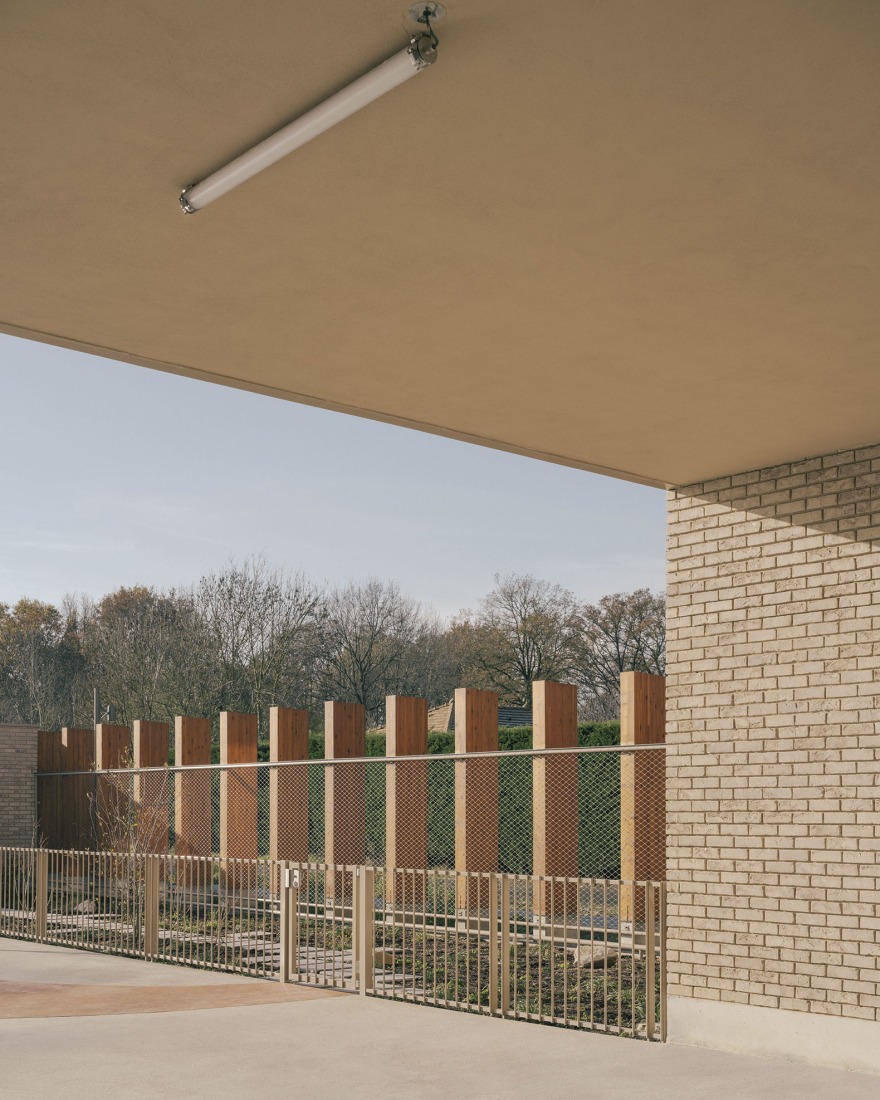 "Claudie Haigneré" School Group by Vallet de Martinis Architectes. Photograph by Charly Broyez.
