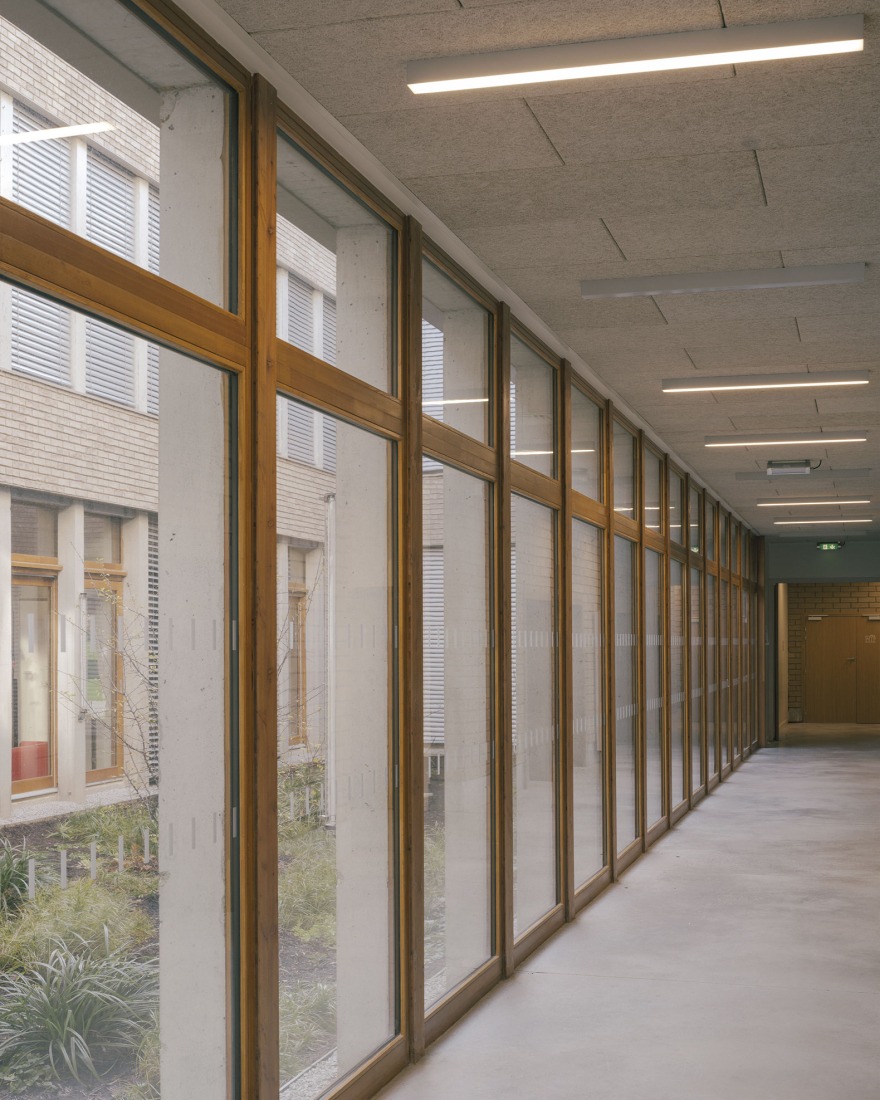 "Claudie Haigneré" School Group by Vallet de Martinis Architectes. Photograph by Charly Broyez.