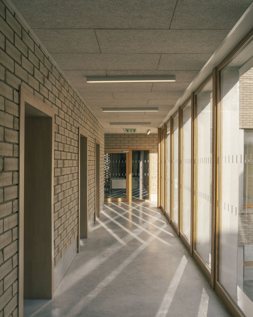 "Claudie Haigneré" School Group by Vallet de Martinis Architectes. Photograph by Charly Broyez.