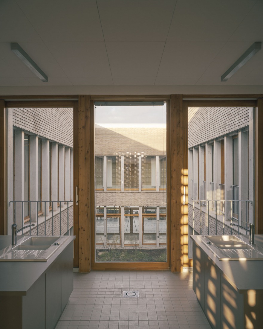 "Claudie Haigneré" School Group by Vallet de Martinis Architectes. Photograph by Charly Broyez.