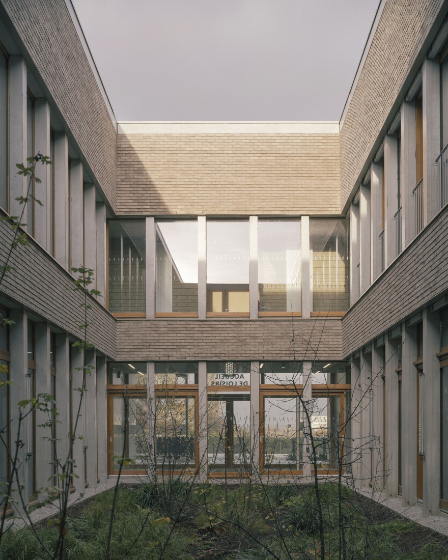 "Claudie Haigneré" School Group by Vallet de Martinis Architectes. Photograph by Charly Broyez.