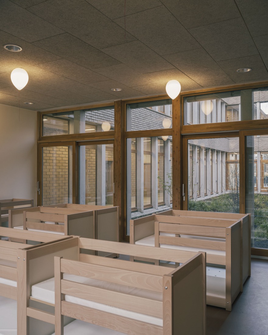 "Claudie Haigneré" School Group by Vallet de Martinis Architectes. Photograph by Charly Broyez.