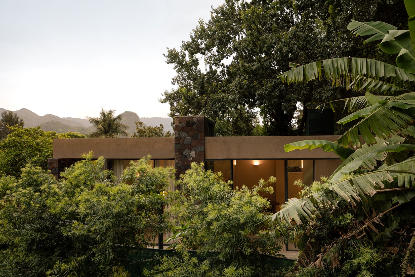 Morada de piedra por COLAR Colectivo de Arquitectura. Fotografía por Ariadna Polo.
