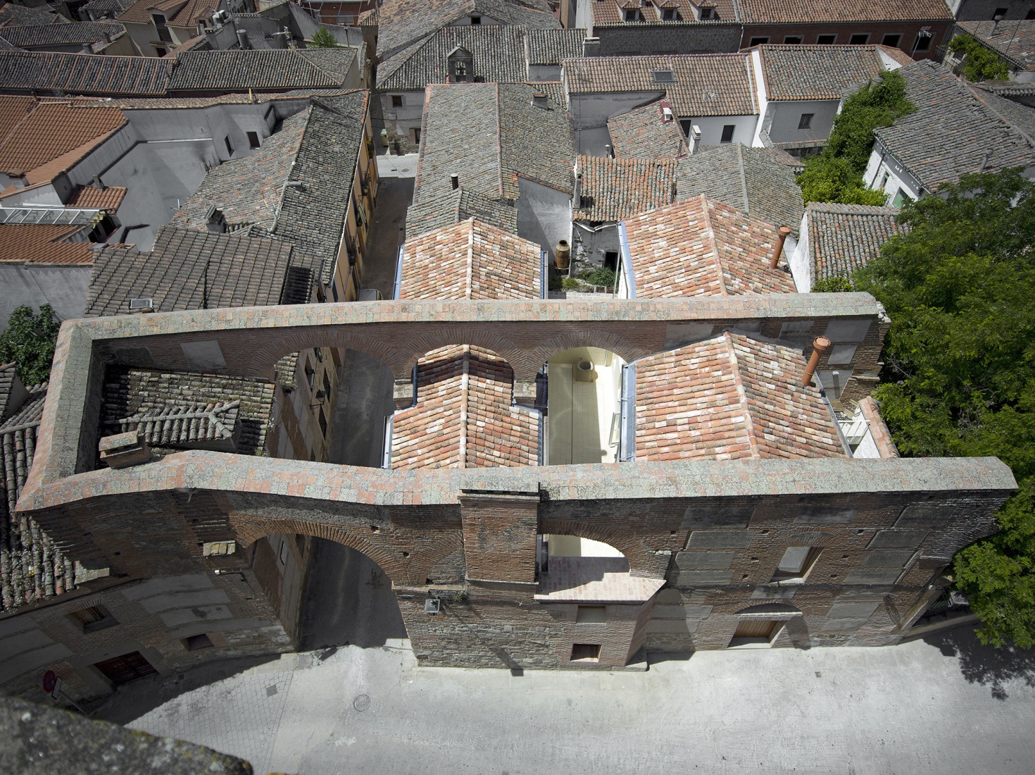 Two houses in Oropesa by Paredes Pedrosa. Photography by Luis Asín.