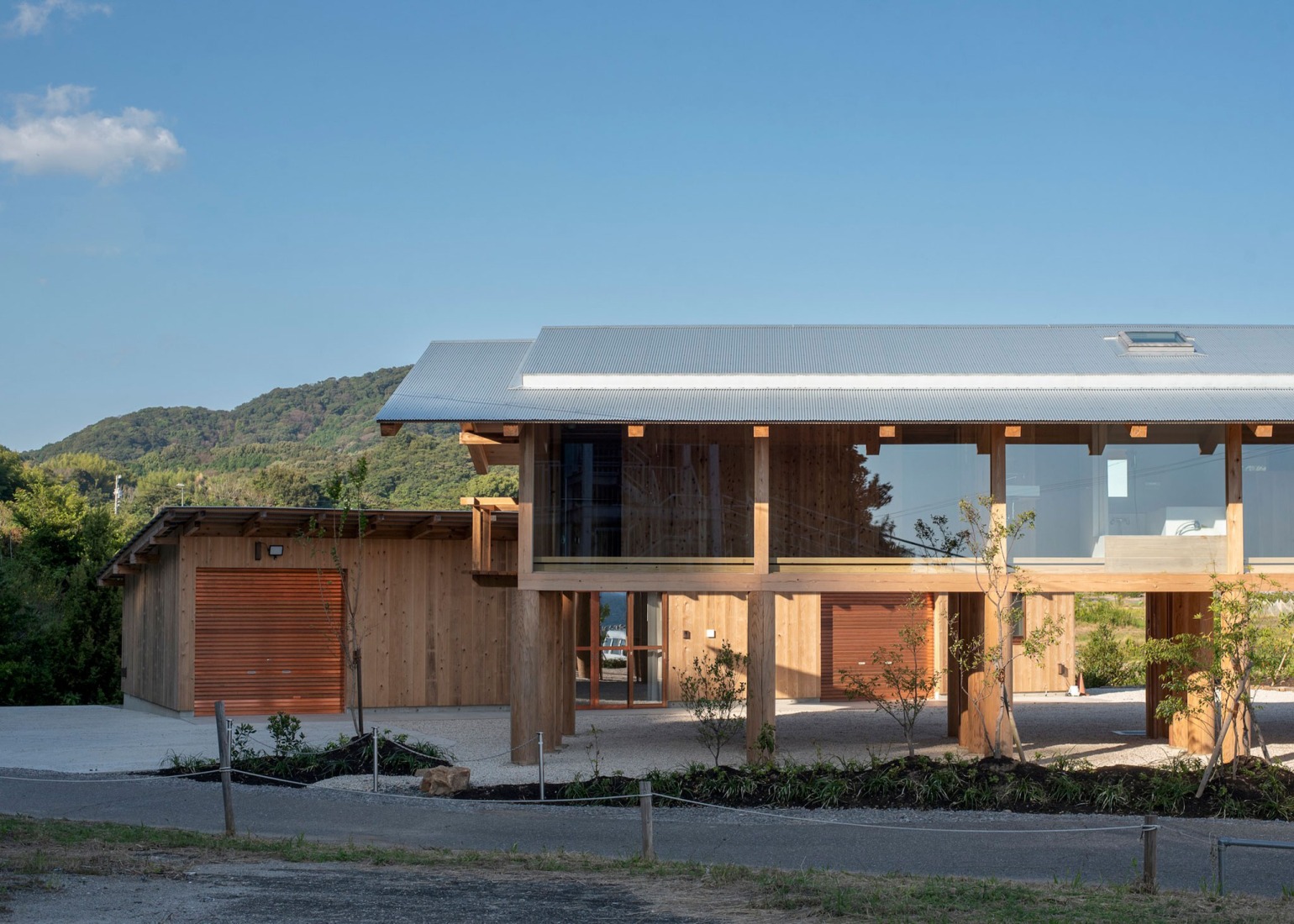 Casa de huéspedes Terabe por Tomoaki Uno Architects. Fotografía por Nathanael Bennett.
