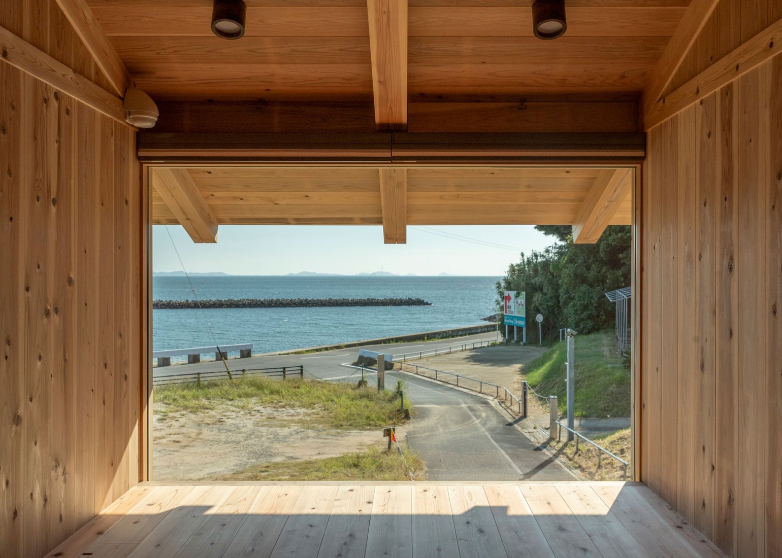 Casa de huéspedes Terabe por Tomoaki Uno Architects. Fotografía por Nathanael Bennett.