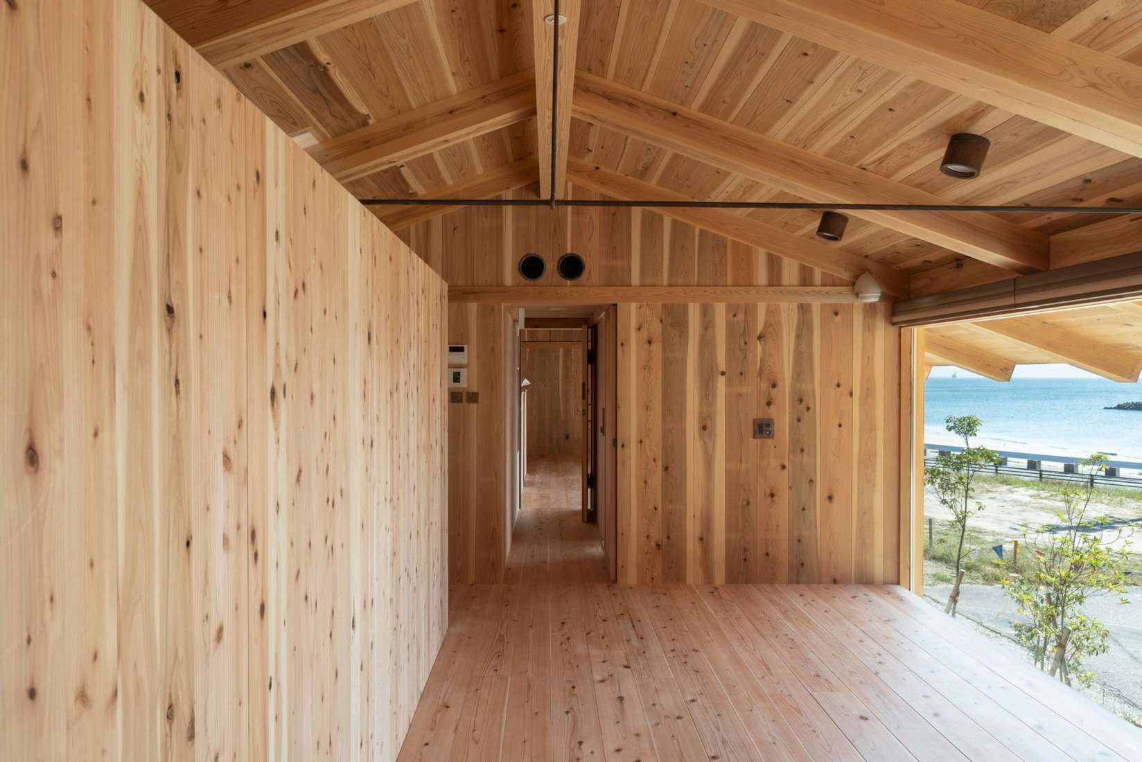 Casa de huéspedes Terabe por Tomoaki Uno Architects. Fotografía por Nathanael Bennett.