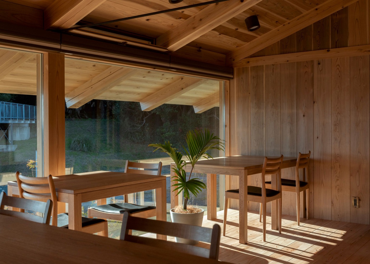 Casa de huéspedes Terabe por Tomoaki Uno Architects. Fotografía por Nathanael Bennett.