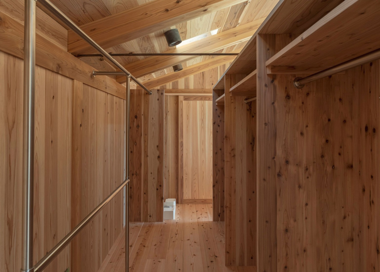 Casa de huéspedes Terabe por Tomoaki Uno Architects. Fotografía por Nathanael Bennett.