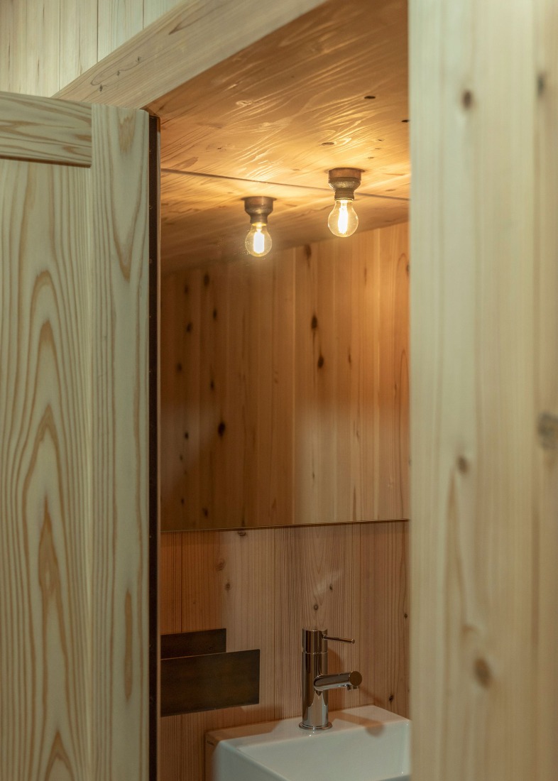 Casa de huéspedes Terabe por Tomoaki Uno Architects. Fotografía por Nathanael Bennett.
