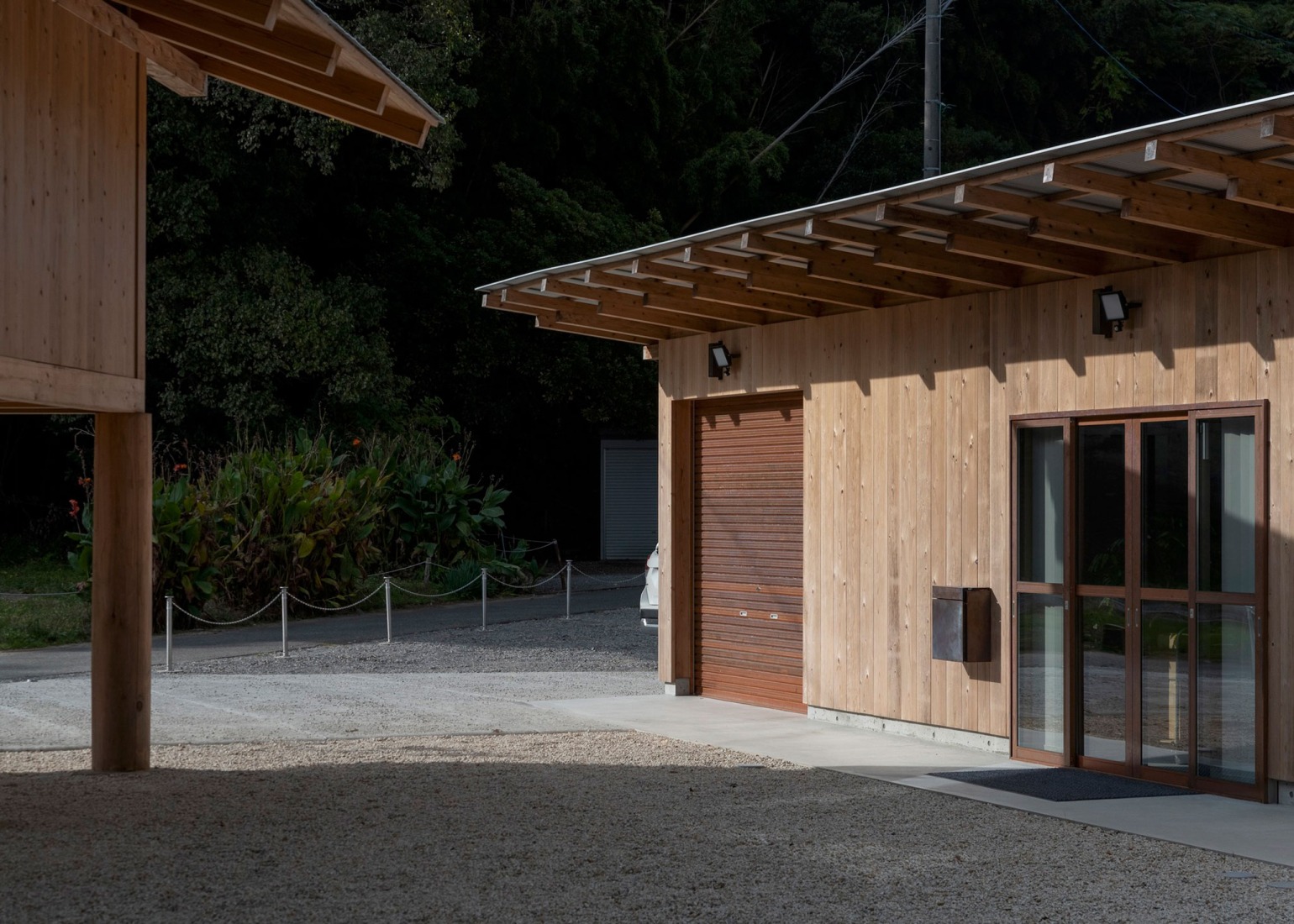 Casa de huéspedes Terabe por Tomoaki Uno Architects. Fotografía por Nathanael Bennett.