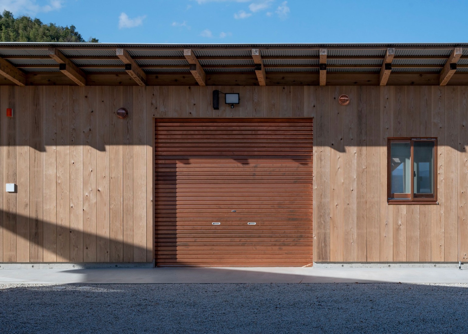 Casa de huéspedes Terabe por Tomoaki Uno Architects. Fotografía por Nathanael Bennett.
