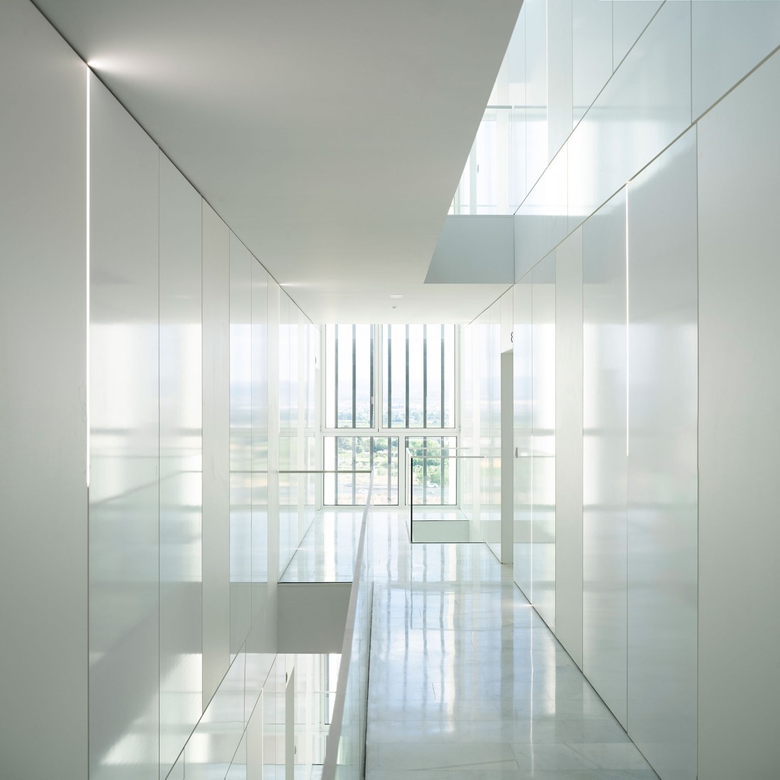 Edificio Residencial Alborada en Granada por Alejandro Muñoz Miranda. Fotografía por Javier Callejas Sevilla.