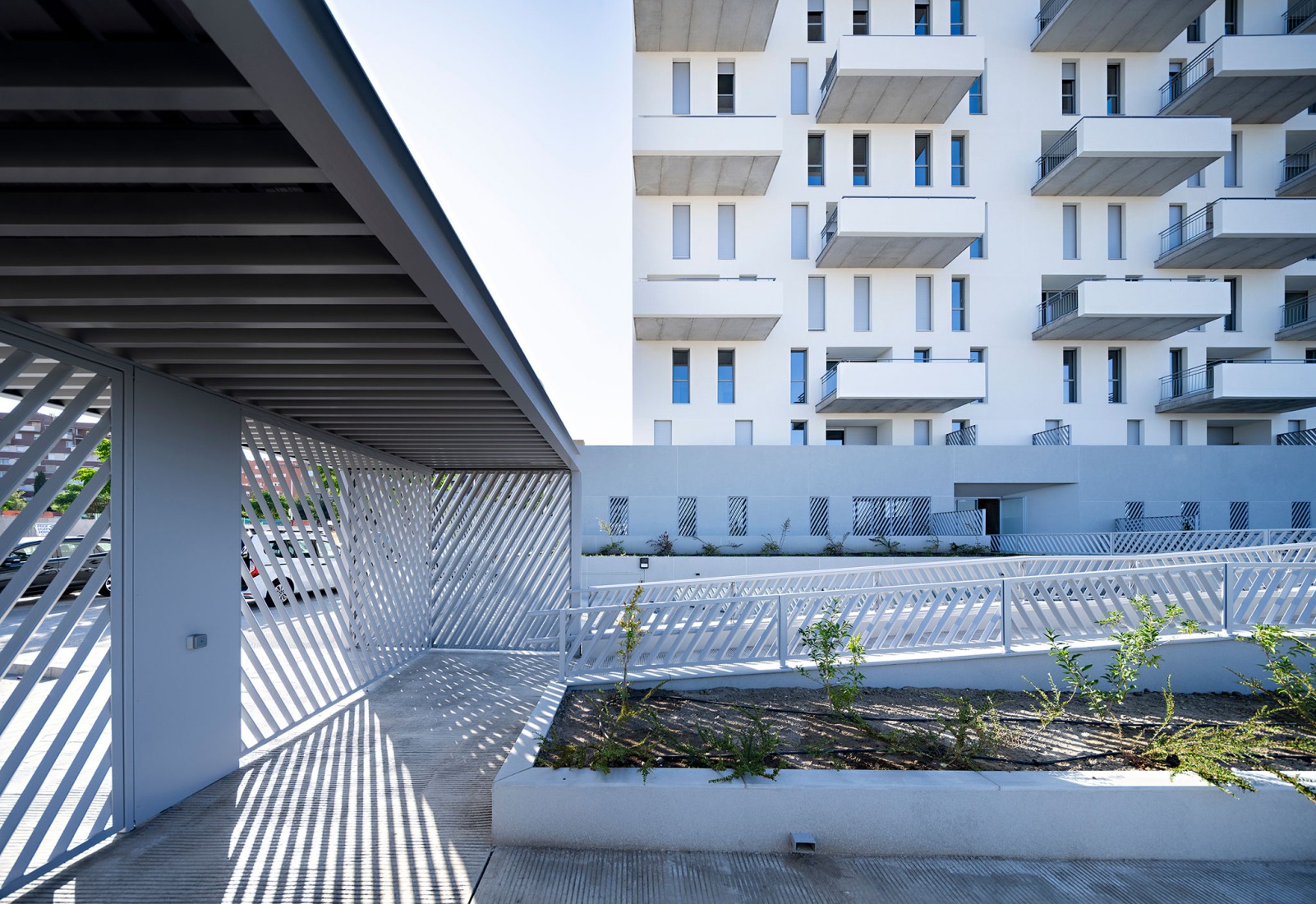 Edificio Residencial Alborada en Granada por Alejandro Muñoz Miranda. Fotografía por Javier Callejas Sevilla.