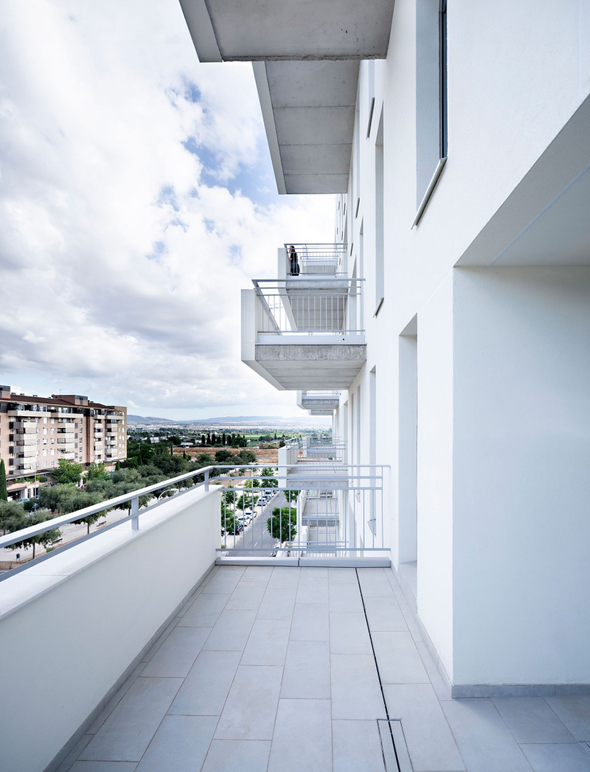 Edificio Residencial Alborada en Granada por Alejandro Muñoz Miranda. Fotografía por Javier Callejas Sevilla.