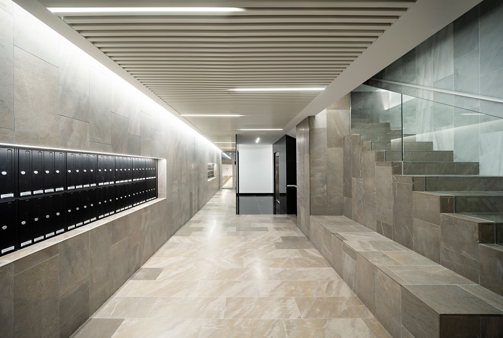 Edificio Residencial Alborada en Granada por Alejandro Muñoz Miranda. Fotografía por Javier Callejas Sevilla.