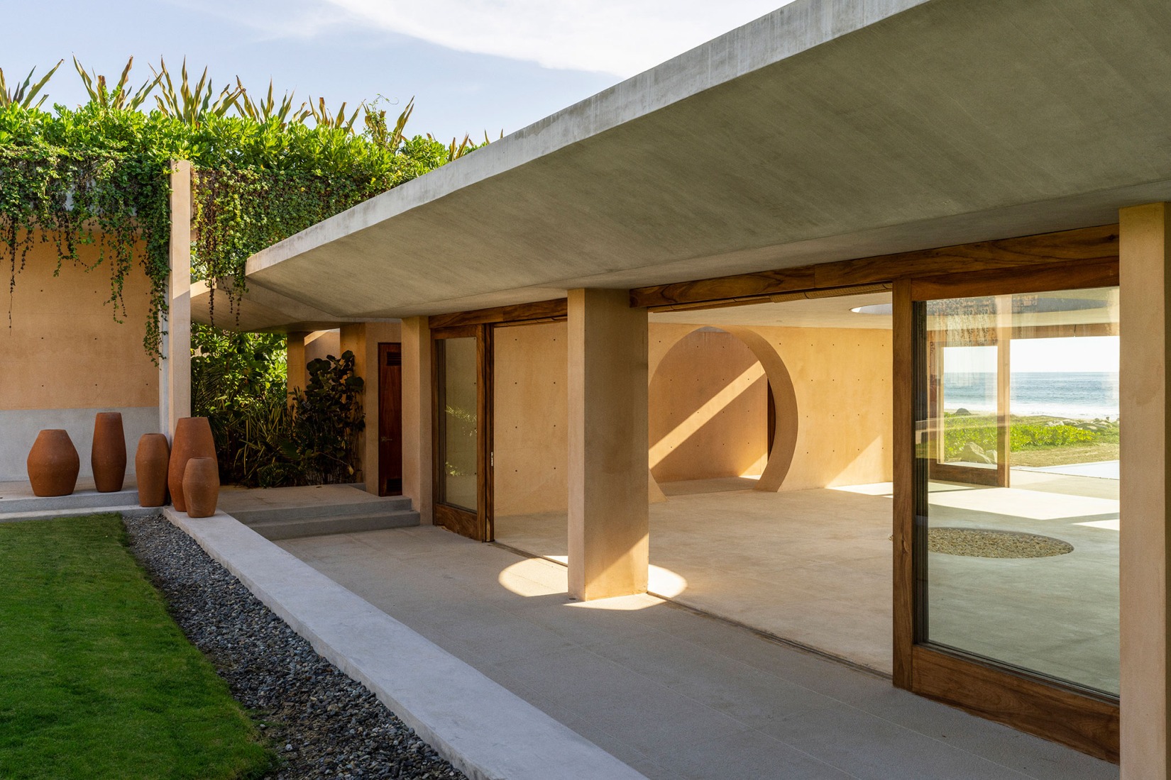 Conjunto Lyons por CAAM + Arquitectos. Fotografía por Claudio Napolitano.