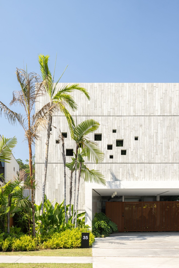 "Casa da Sombra" by Laurent Troost Architectures. Photograph by Joana França.