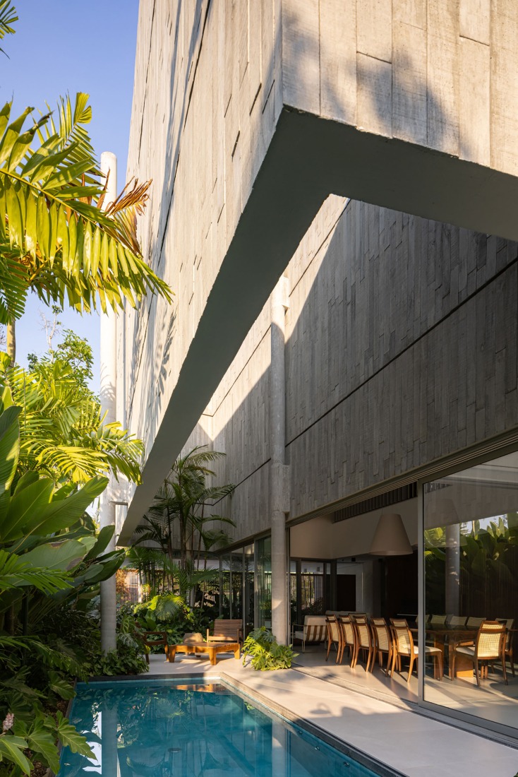 "Casa da Sombra" by Laurent Troost Architectures. Photograph by Joana França.