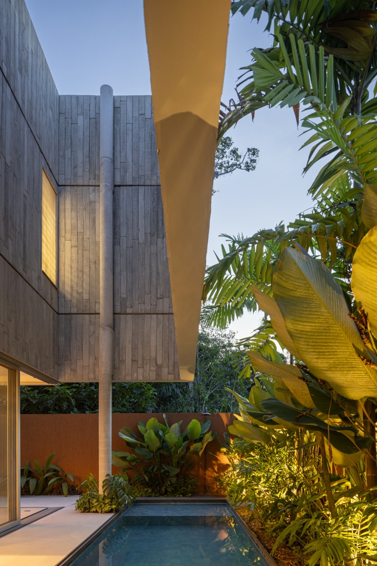 "Casa da Sombra" by Laurent Troost Architectures. Photograph by Joana França.