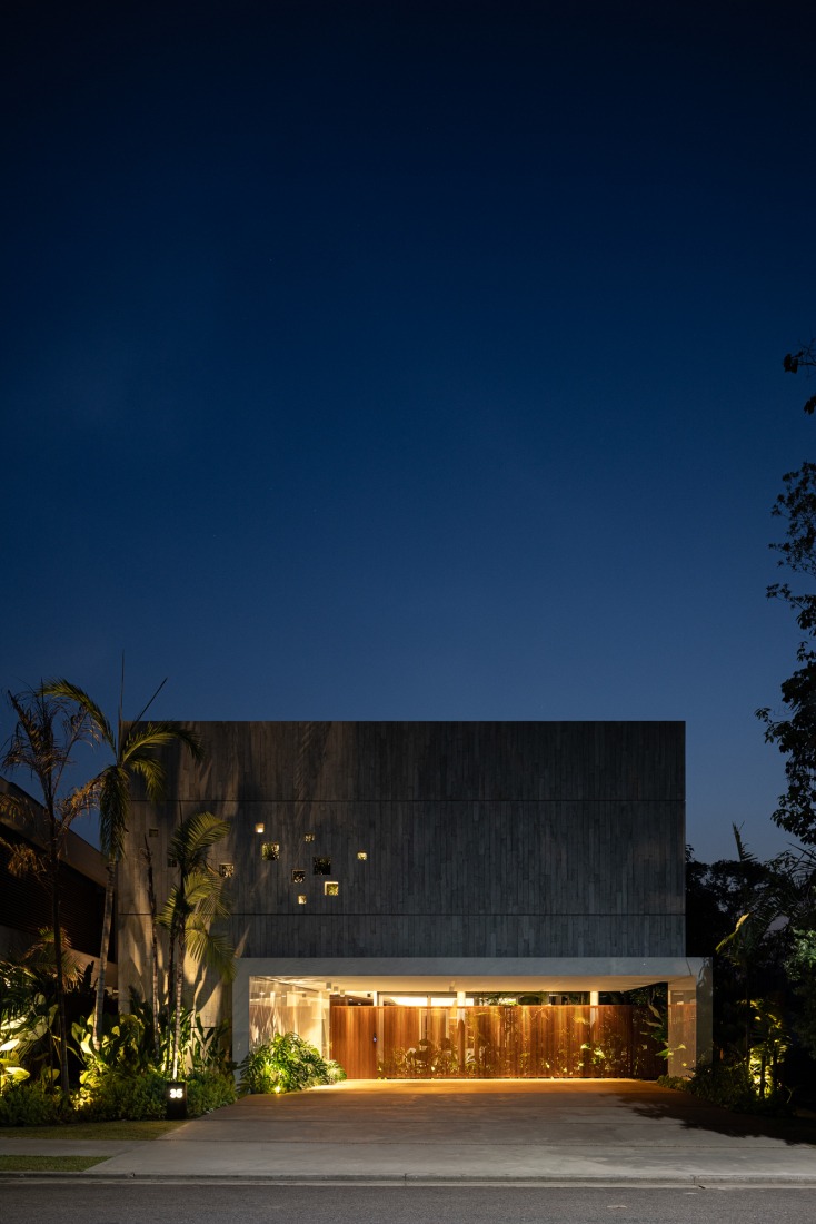 Section AA. "Casa da Sombra" by Laurent Troost Architectures.