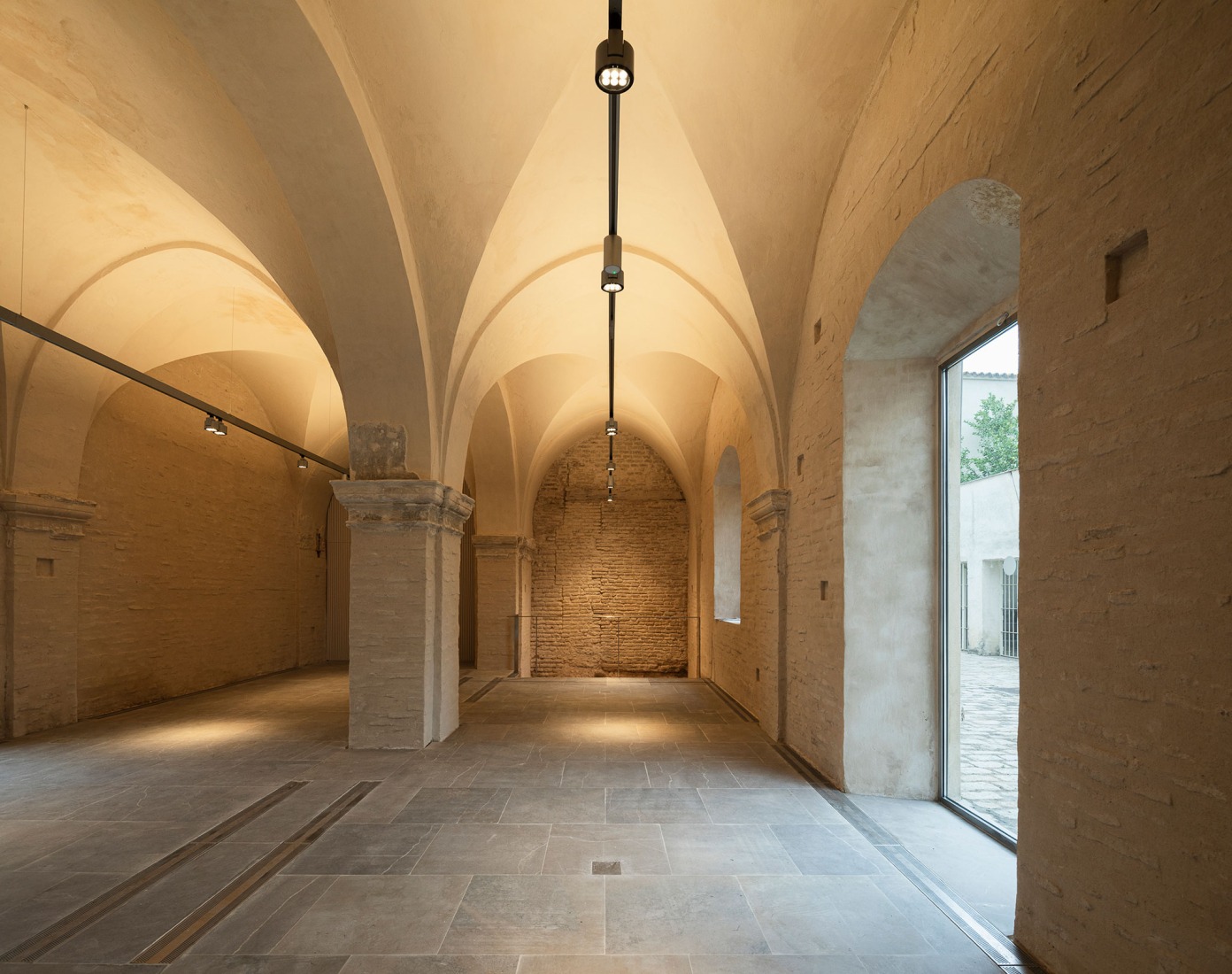 Adecuación del Claustro de Legos del Monasterio de Santa María de las Cuevas por Reina & Asociados. Fotografía por Fernando Alda.