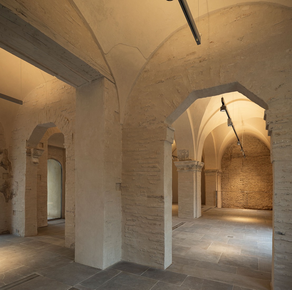Adecuación del Claustro de Legos del Monasterio de Santa María de las Cuevas por Reina & Asociados. Fotografía por Fernando Alda.