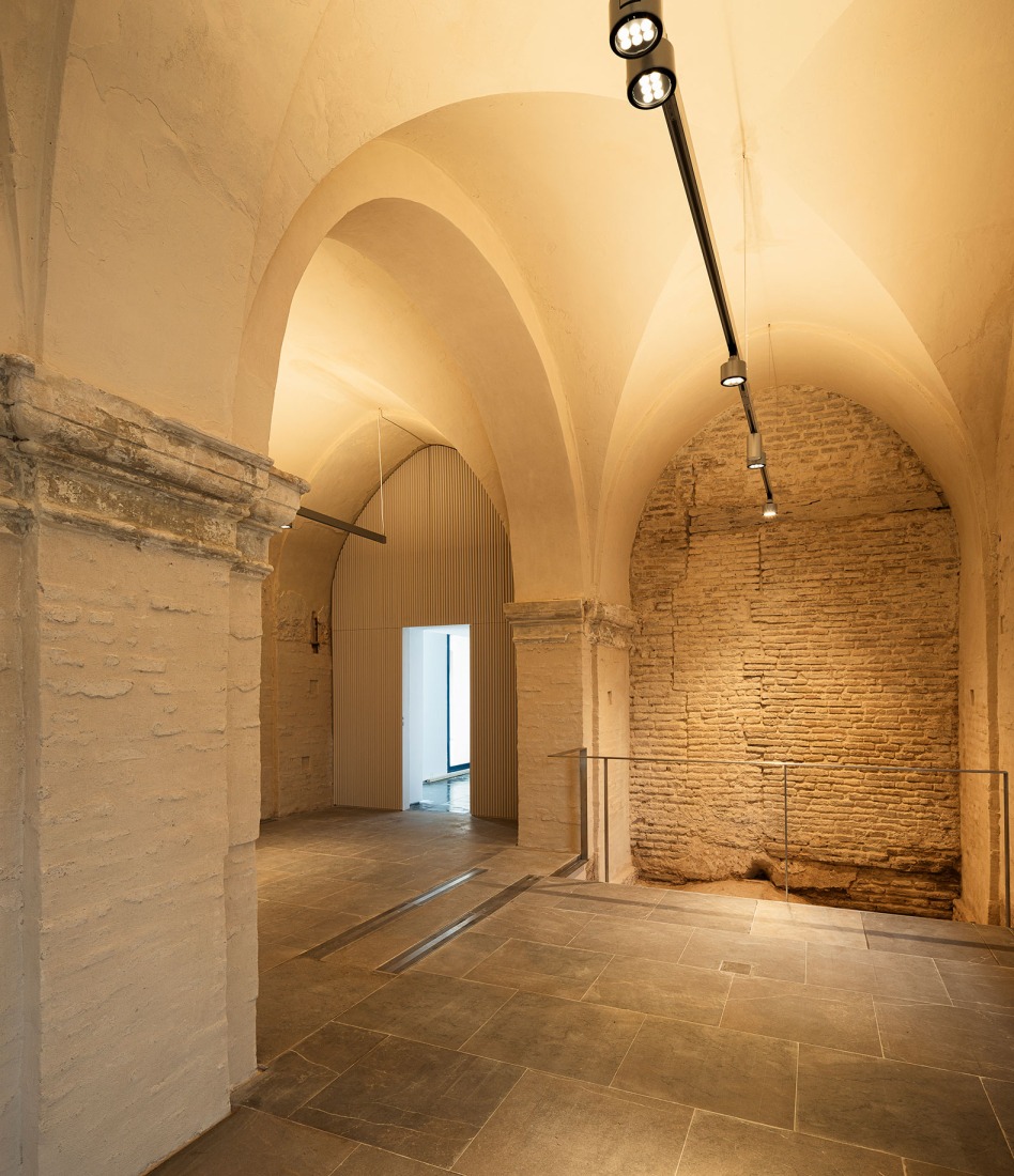 Adecuación del Claustro de Legos del Monasterio de Santa María de las Cuevas por Reina & Asociados. Fotografía por Fernando Alda.
