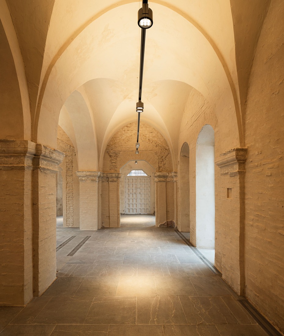 Adecuación del Claustro de Legos del Monasterio de Santa María de las Cuevas por Reina & Asociados. Fotografía por Fernando Alda.