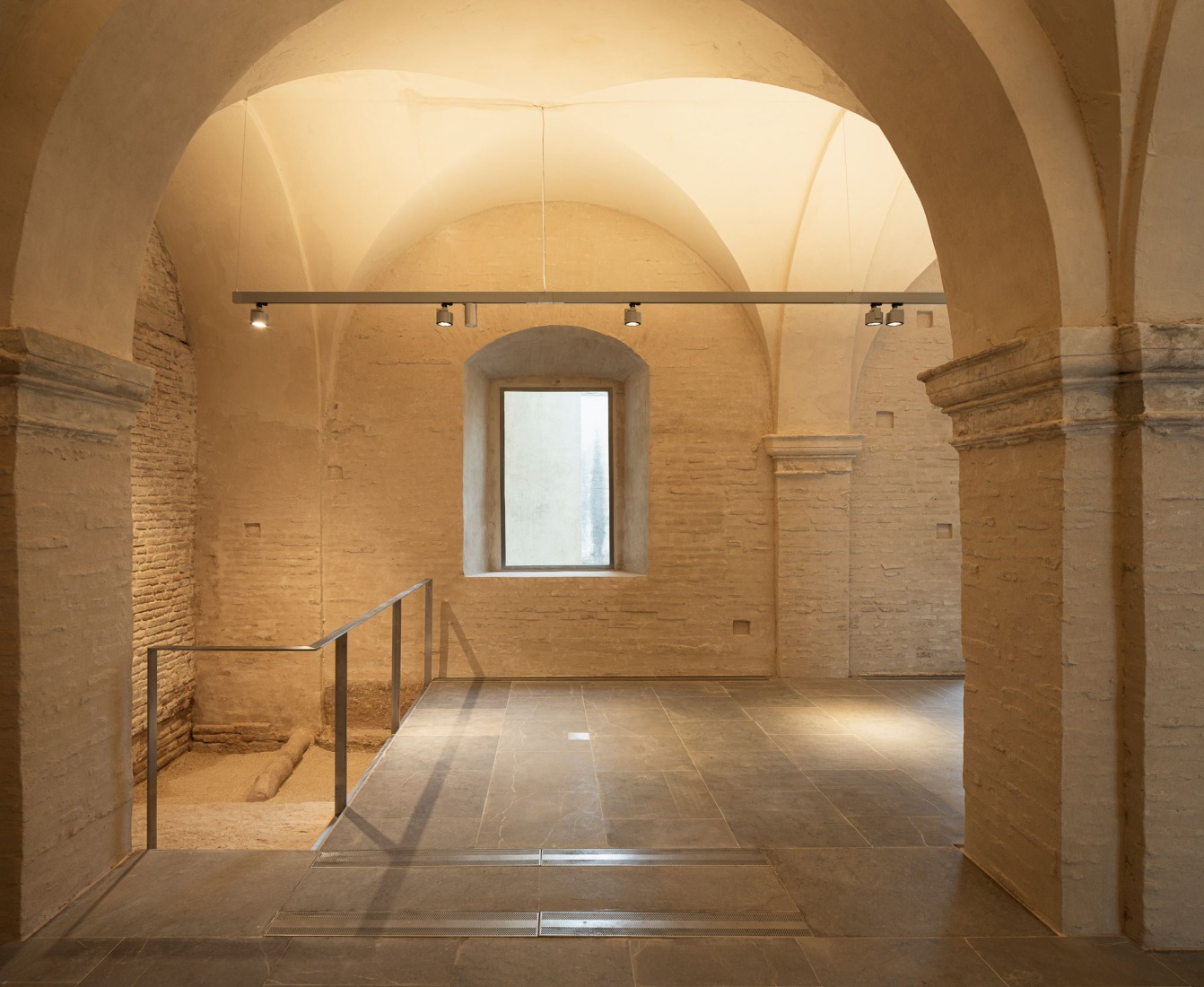 Adecuación del Claustro de Legos del Monasterio de Santa María de las Cuevas por Reina & Asociados. Fotografía por Fernando Alda.