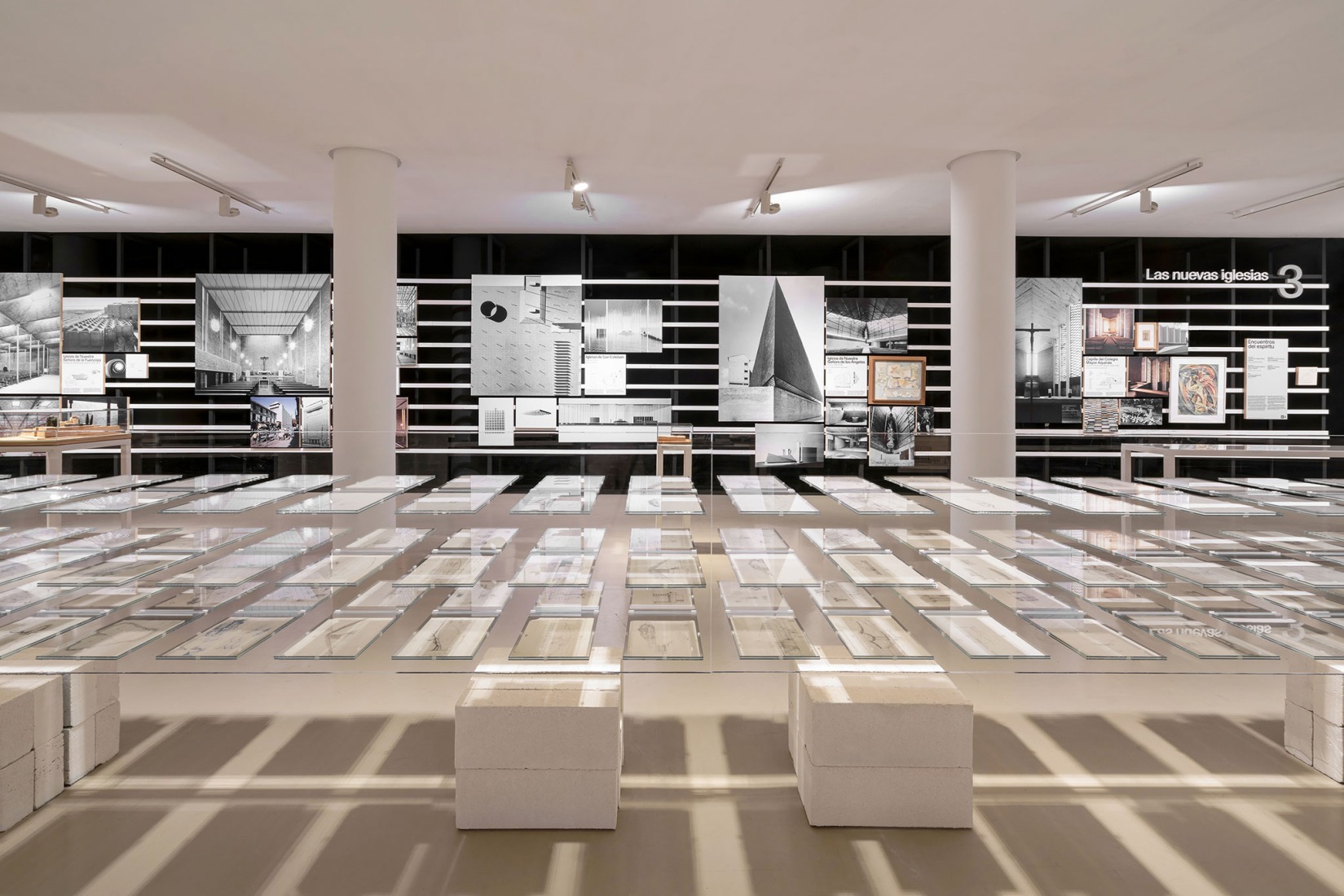 Espacio expositivo en el Museo ICO por Studio Pachón-Paredes. Fotografía por Luis Asín.
