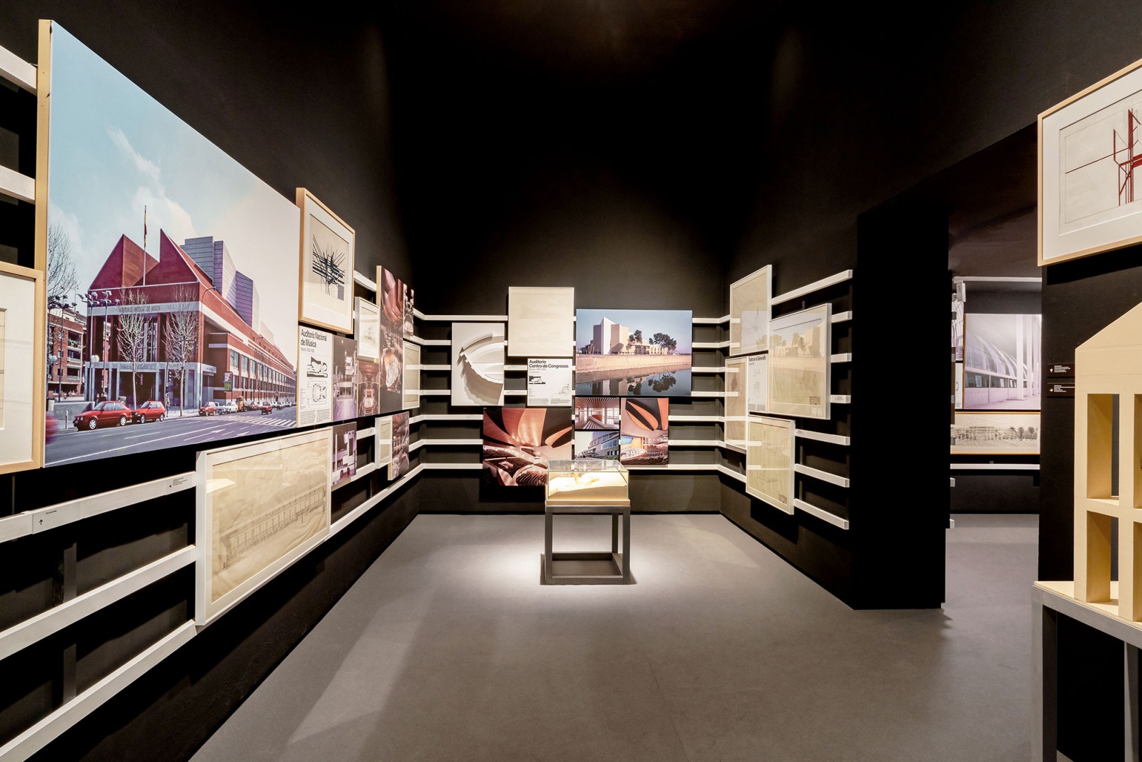 Espacio expositivo en el Museo ICO por Studio Pachón-Paredes. Fotografía por Luis Asín.