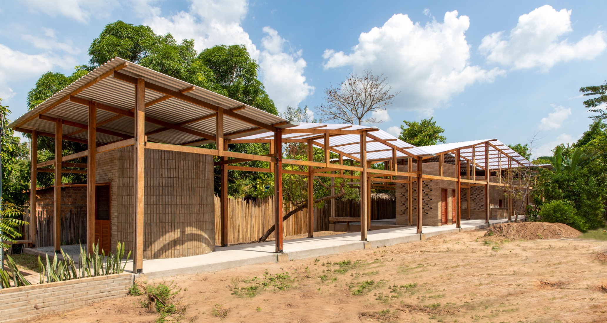 Coconut Harvester Center by Estudio Flume. Potograph by Maíra Acayaba.