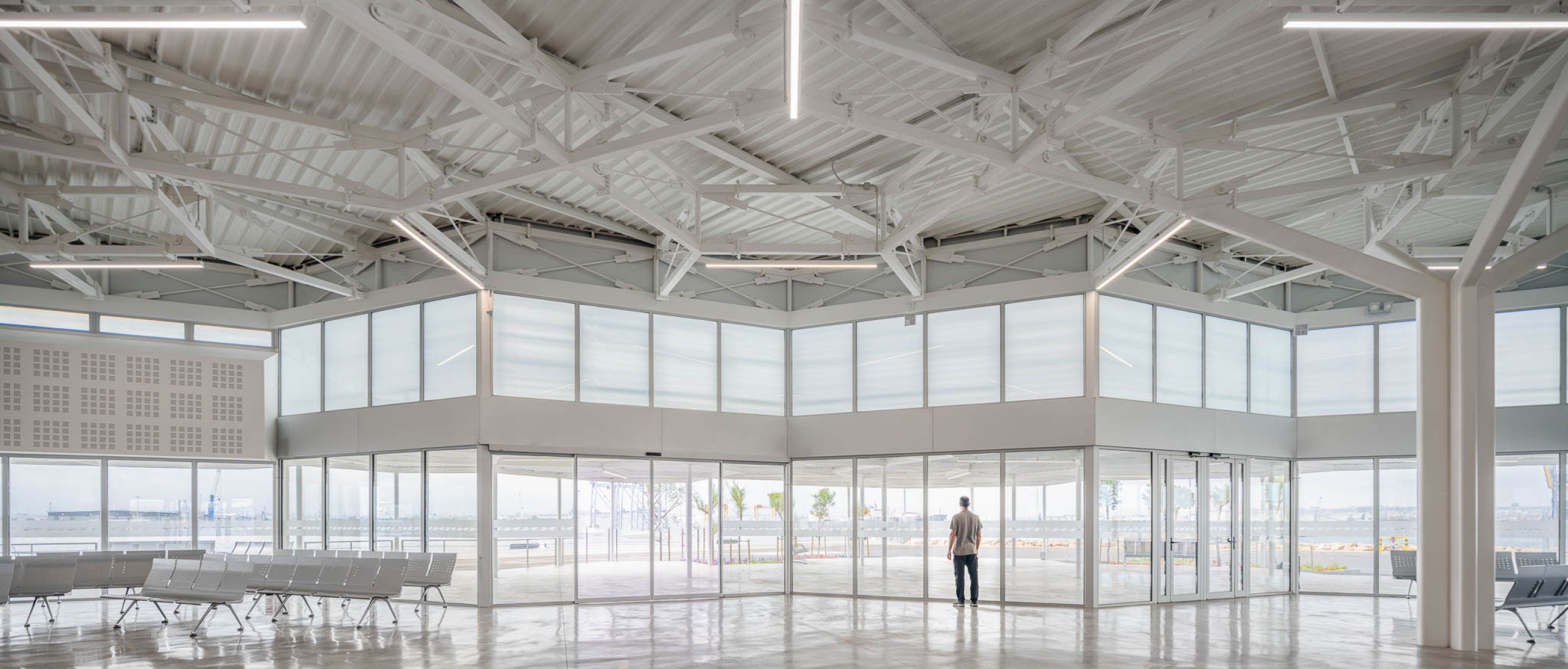 Terminal pública de pasajeros de Tarragona por Hombre de Piedra Arquitectos. Fotografía por Simón García.