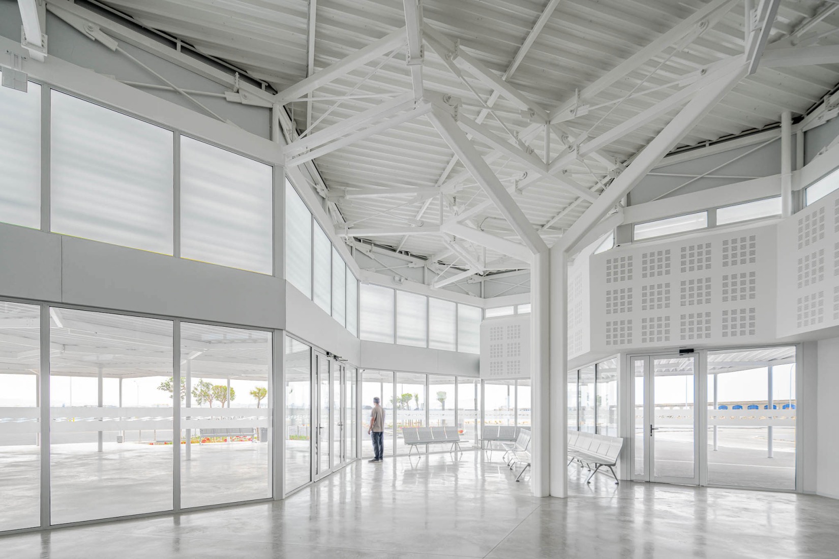 Terminal pública de pasajeros de Tarragona por Hombre de Piedra Arquitectos. Fotografía por Simón García.