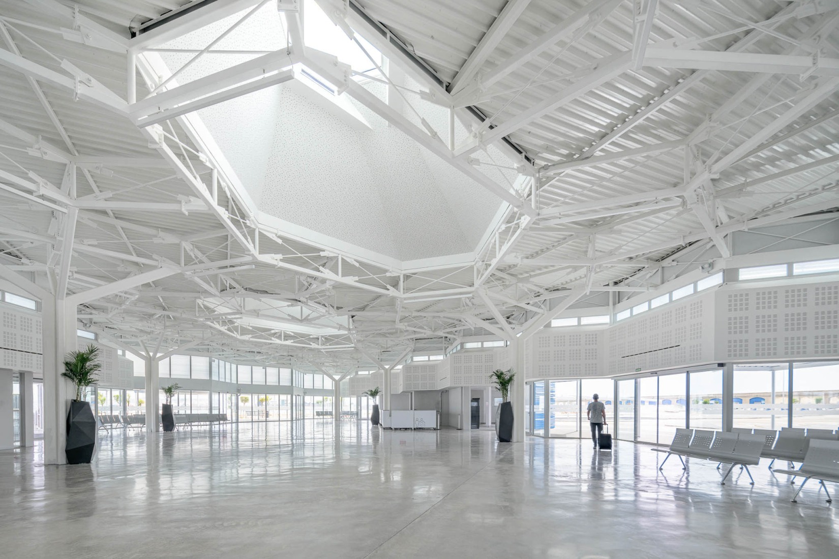 Terminal pública de pasajeros de Tarragona por Hombre de Piedra Arquitectos. Fotografía por Simón García.