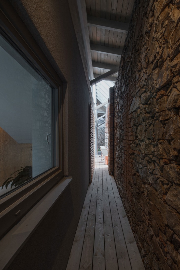 The Forgotten Barn by Karnet architekti. Photograph by Petr Polák.