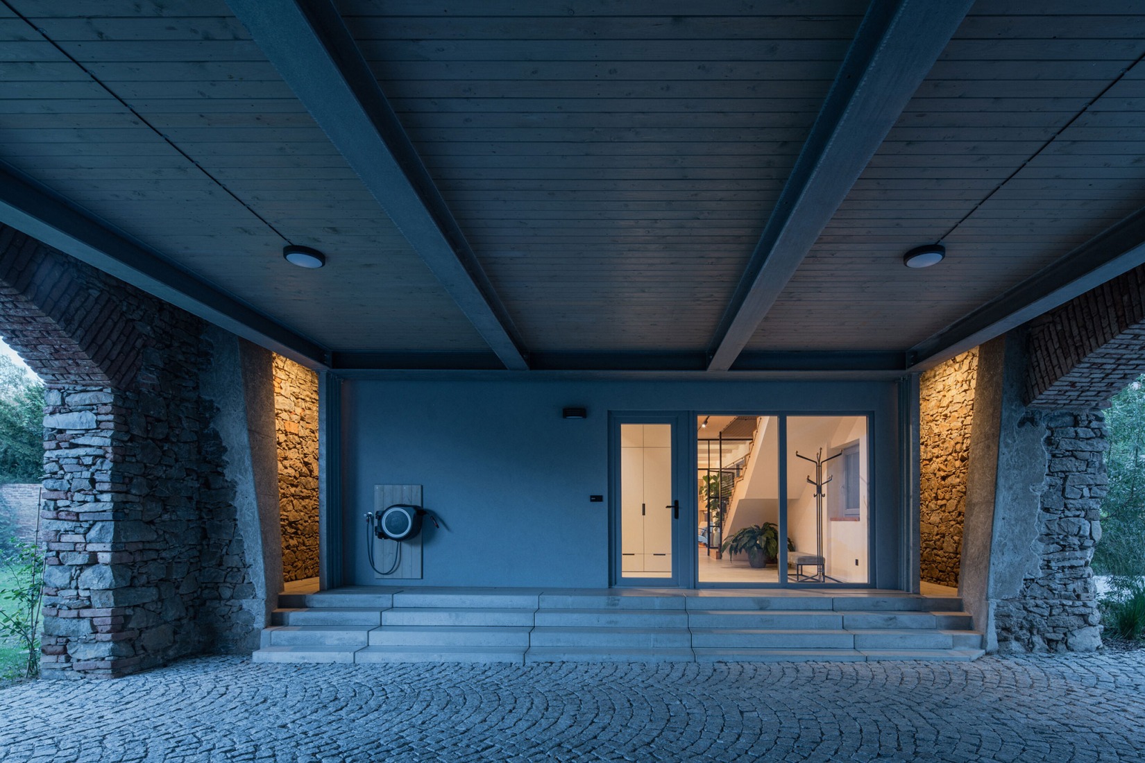 The Forgotten Barn by Karnet architekti. Photograph by Petr Polák.